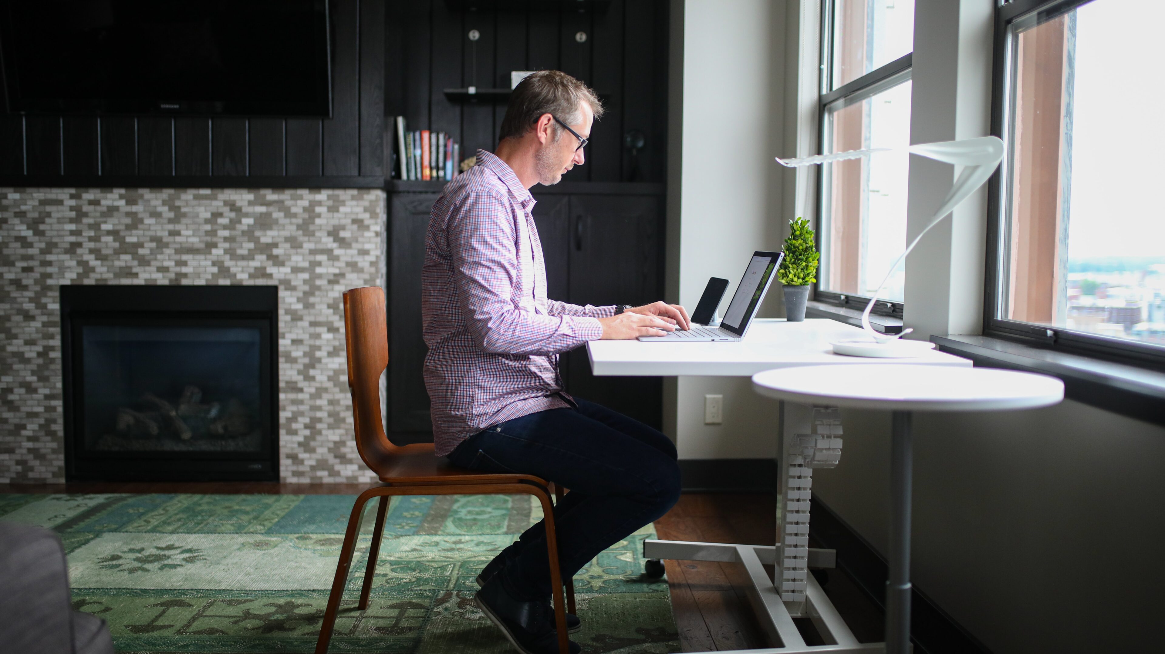 Fractional CFO alone in office